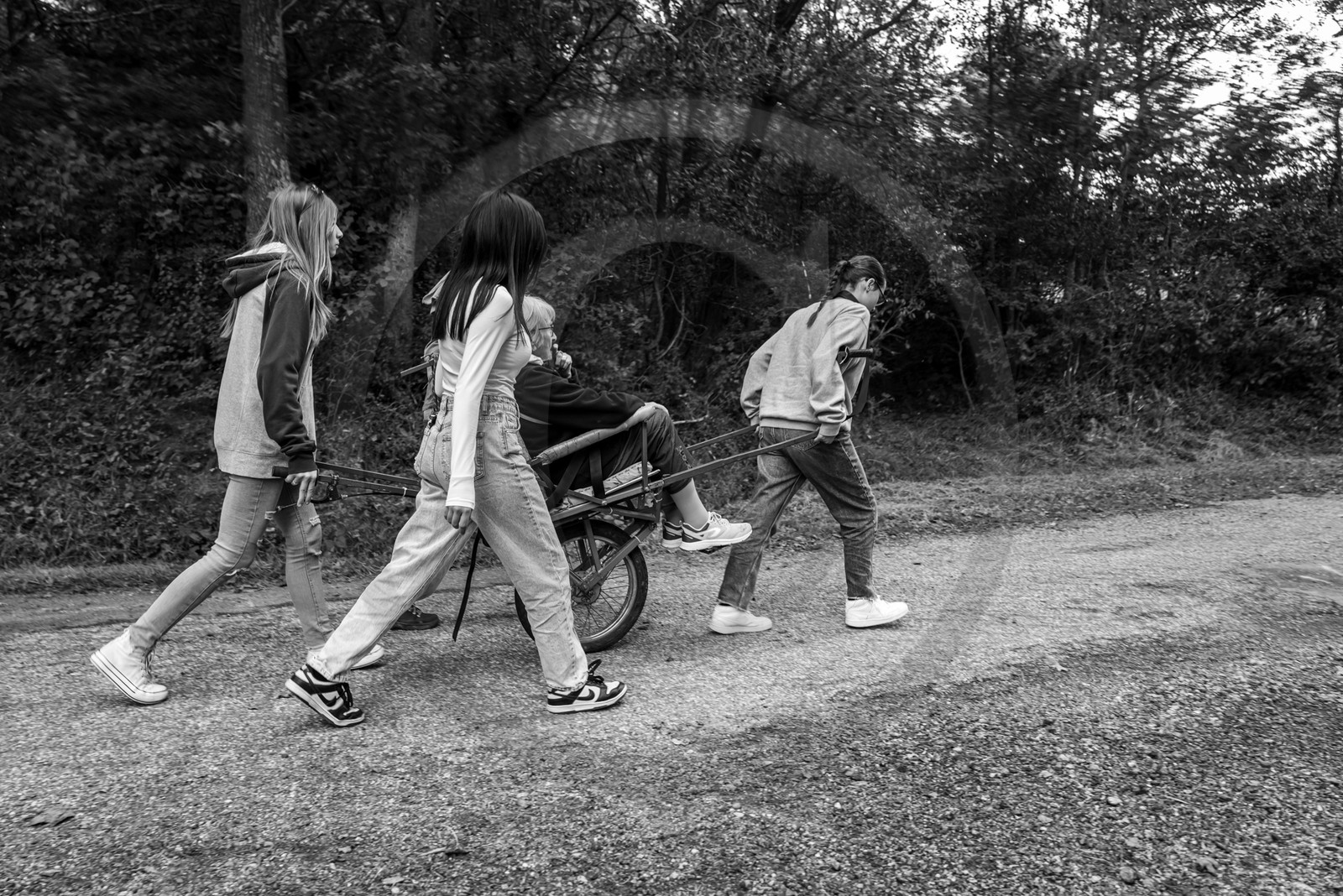 25 septembre 2024 : Promenade en joelette avec Bruno, accompagnateur en montagne et des élèves du lycée Sévigné de Gap