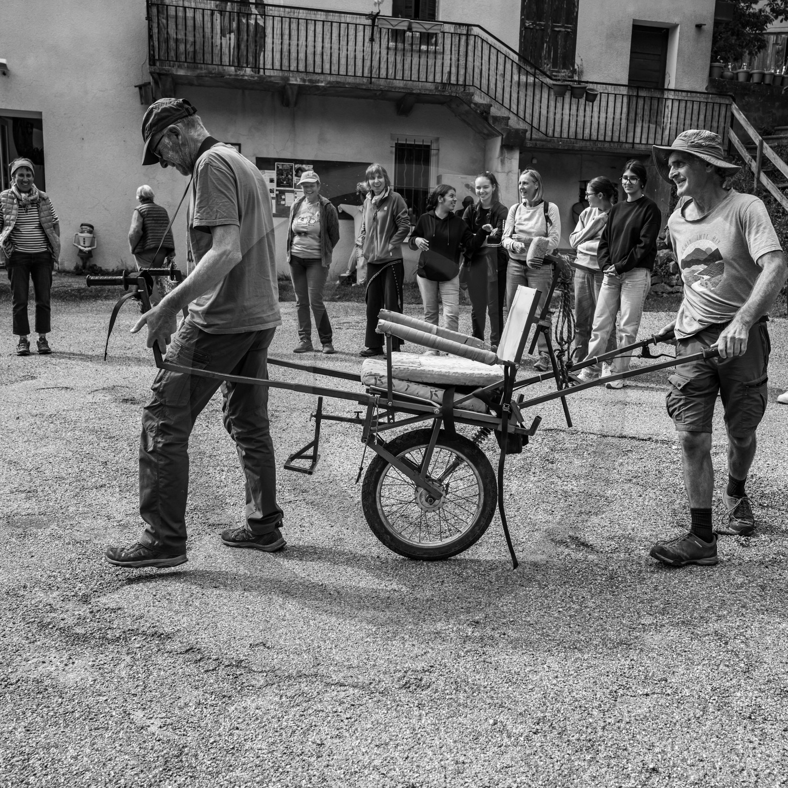 25 septembre 2024 : Promenade en joelette avec Bruno, accompagnateur en montagne et des élèves du lycée Sévigné de Gap